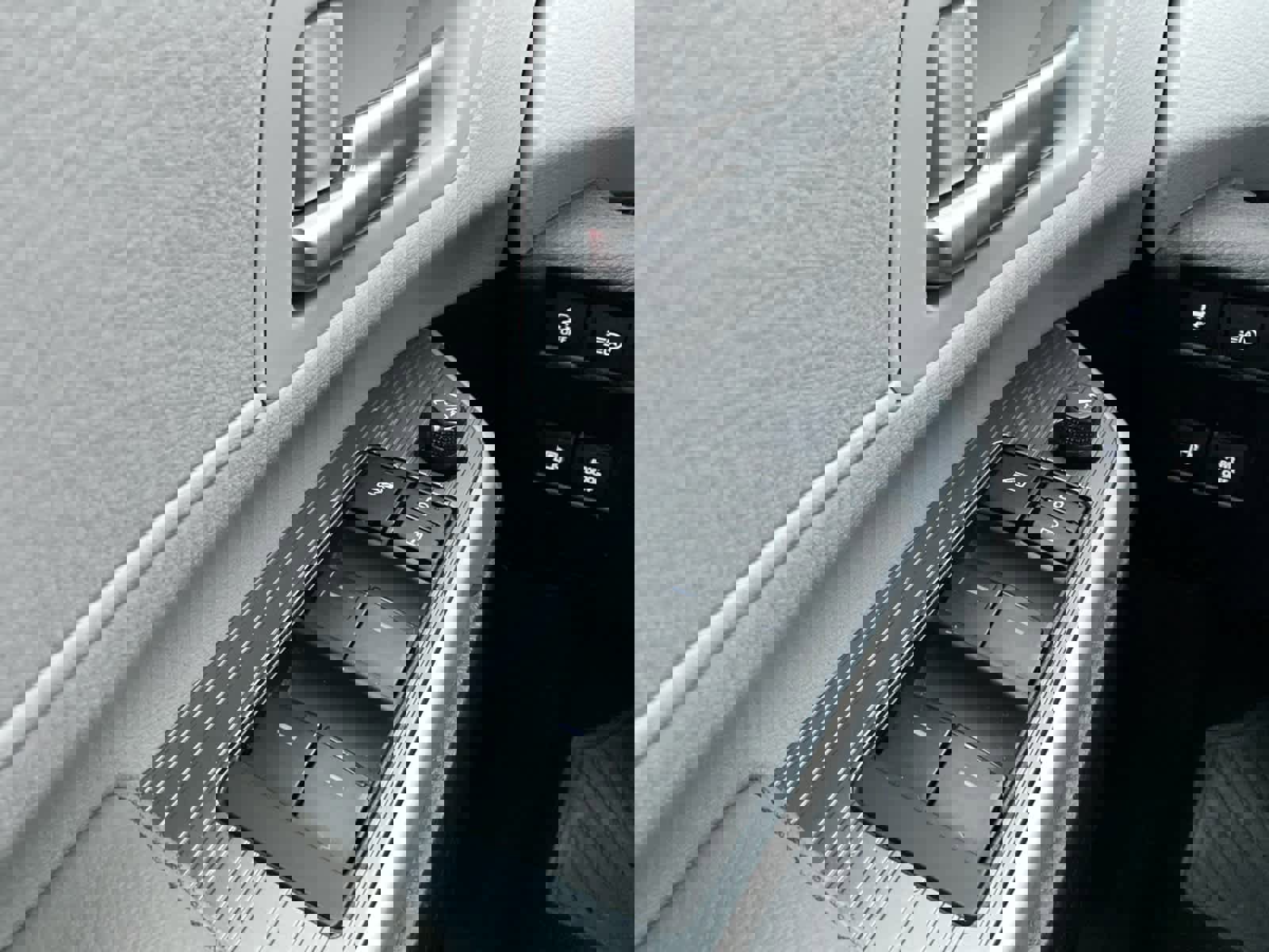 Used 2025 Toyota Sienna XLE image 27