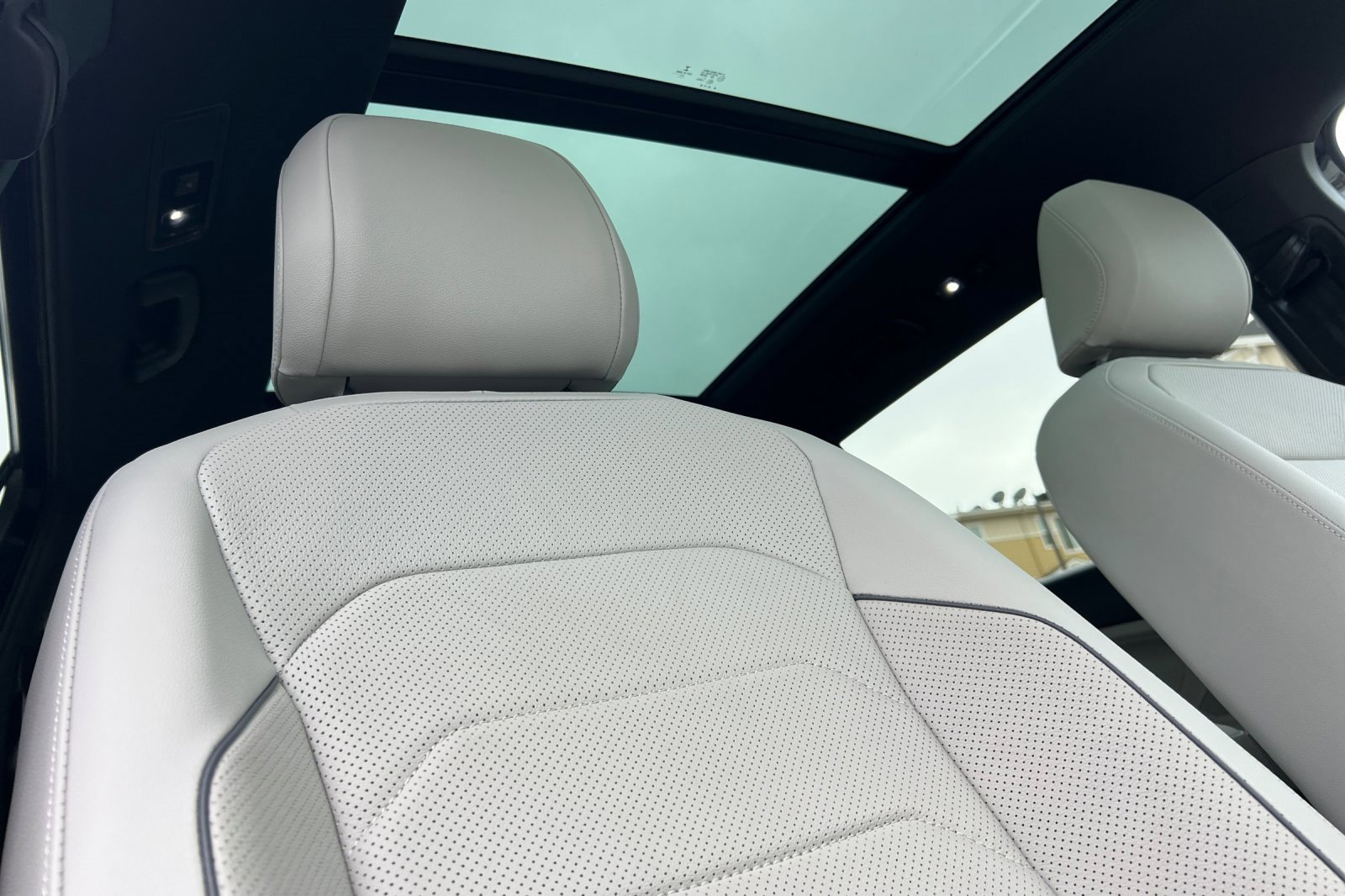 Used 2022 Volkswagen Tiguan SEL R-Line image 17