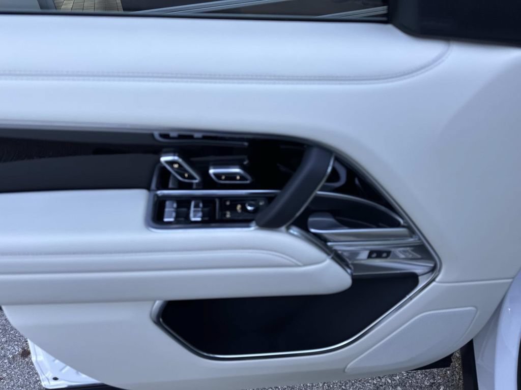 Certified 2025 Land Rover Range Rover SE AWD/4WD image 19
