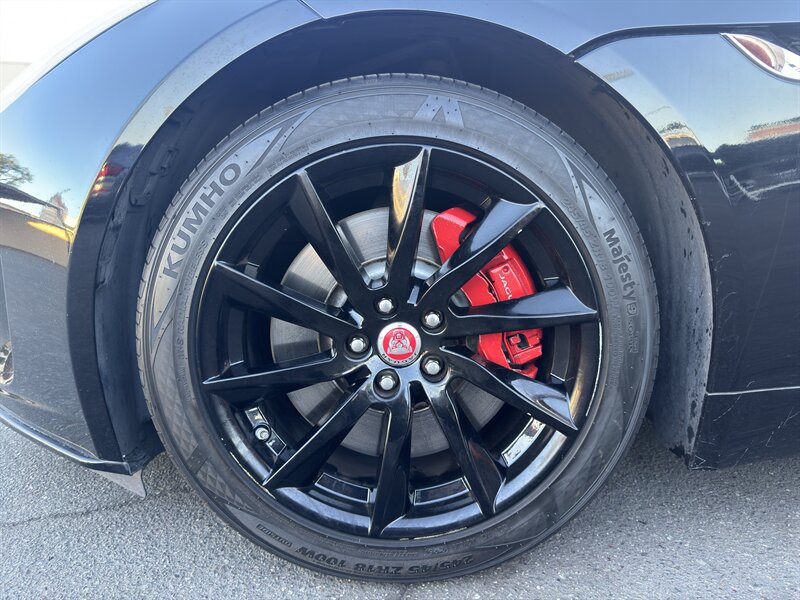 Used 2018 Jaguar F-TYPE Coupe RWD image 6