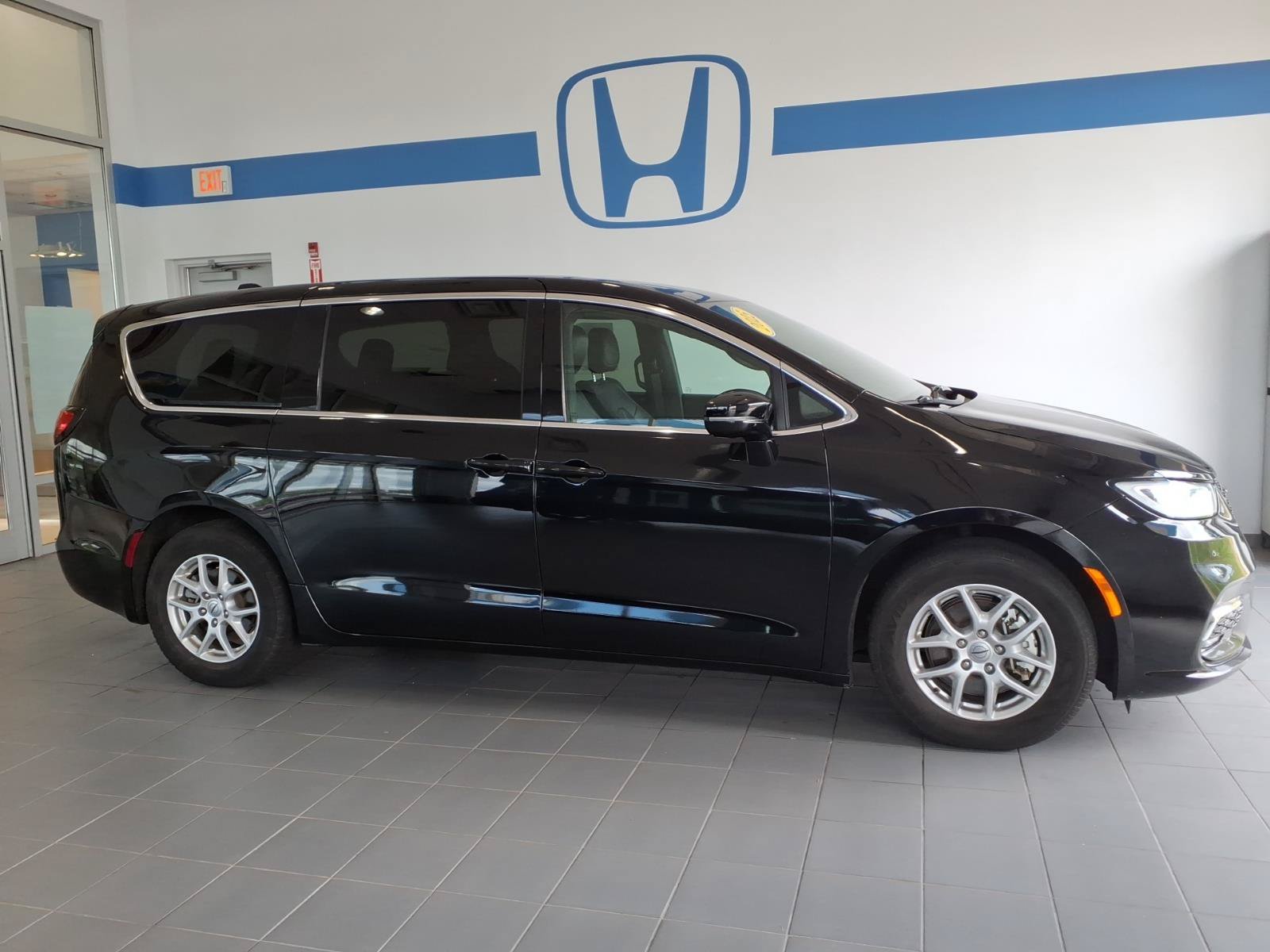 Used 2025 Chrysler Pacifica Select FWD image 4