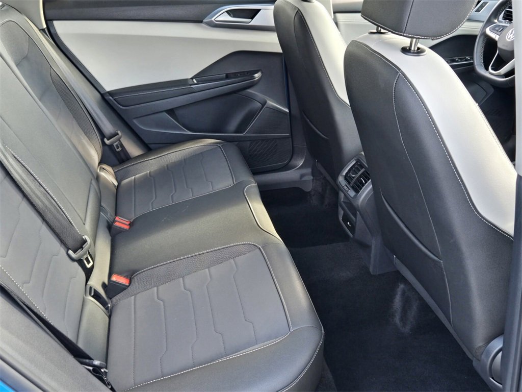 Certified 2025 Volkswagen Taos SE w/ Panoramic Sunroof Package image 17
