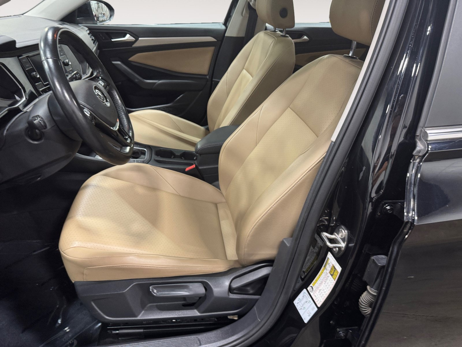 Used 2019 Volkswagen Jetta SE w/ Cold Weather Package FWD image 9