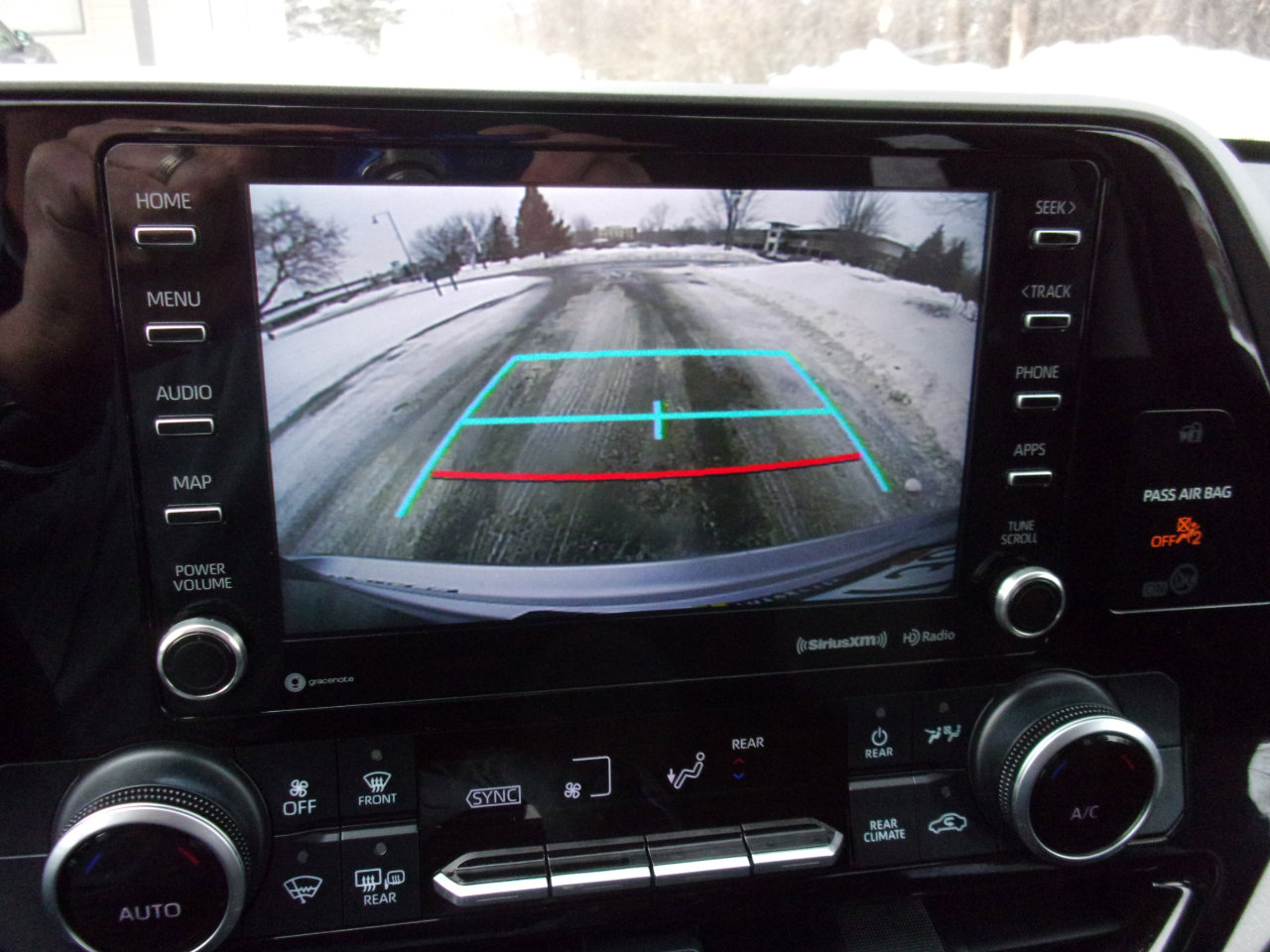 Used 2020 Toyota Highlander LE image 21