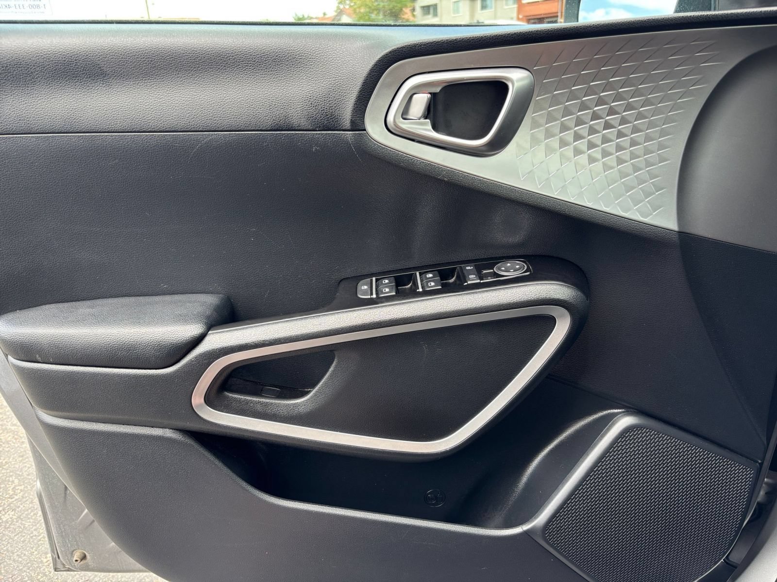 Used 2025 Kia Soul LX w/ LX Technology Package FWD image 18