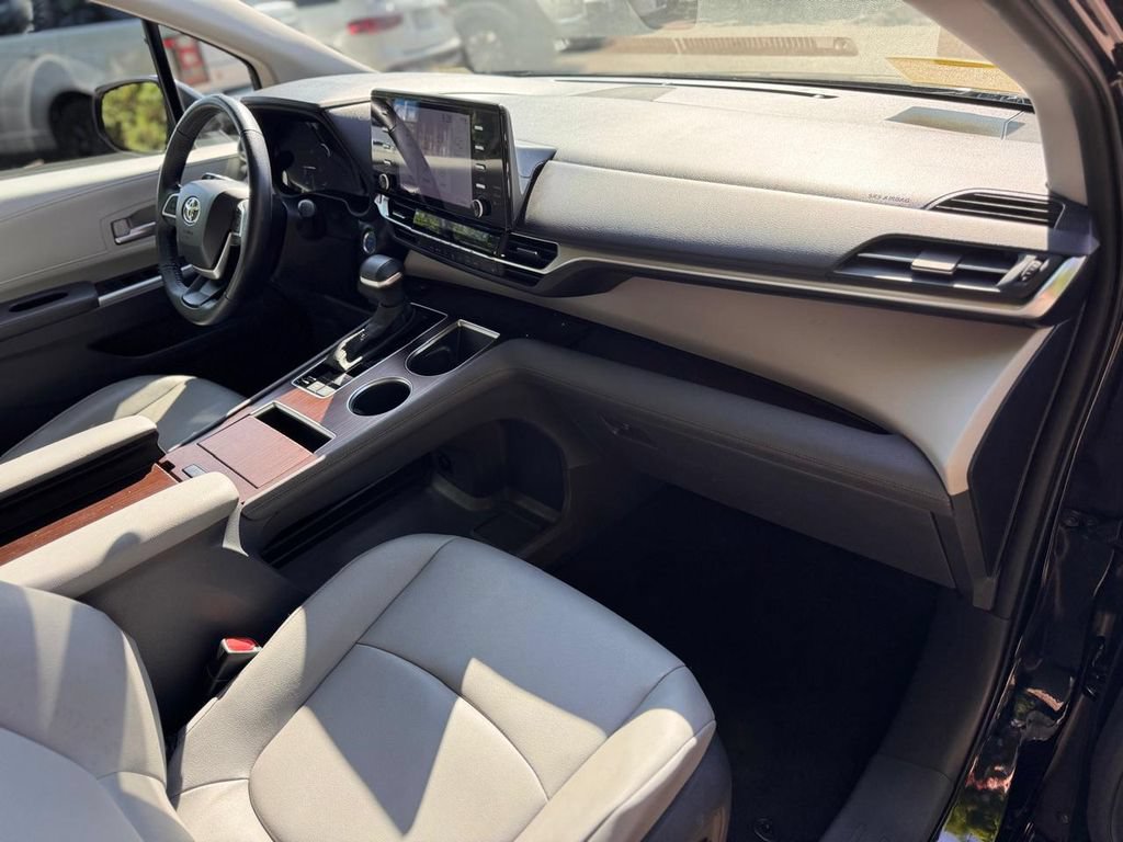 Used 2023 Toyota Sienna XLE FWD image 32