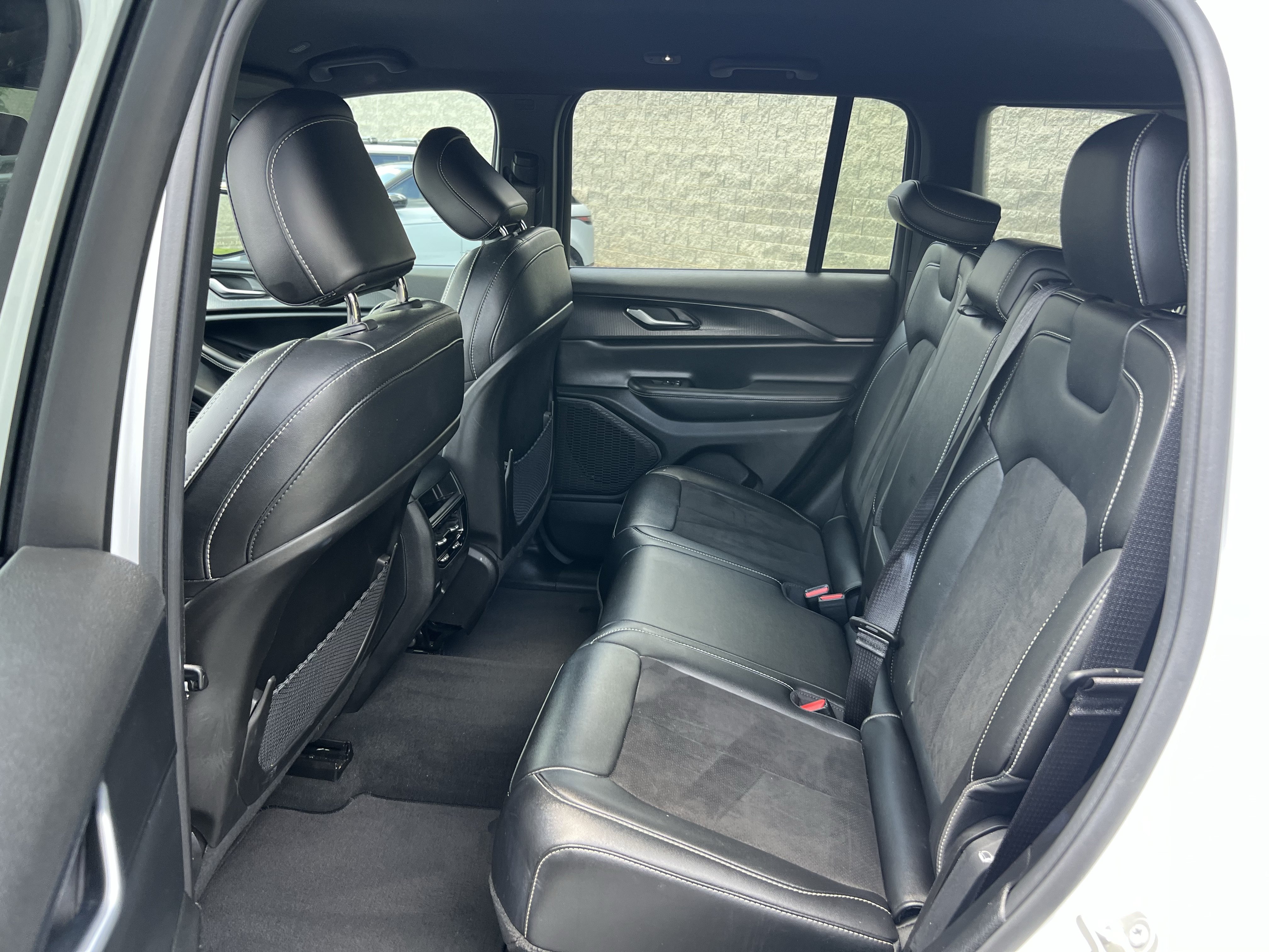 Used 2023 Jeep Grand Cherokee Altitude RWD image 26