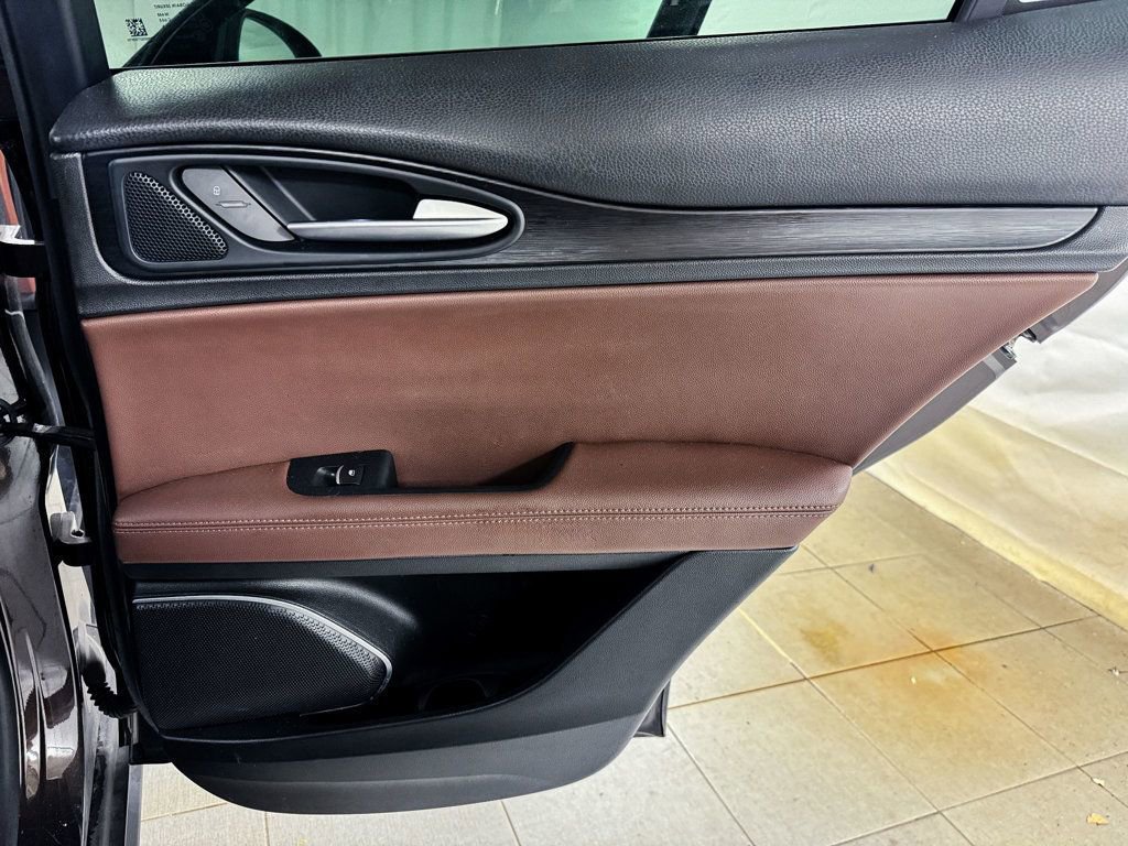 Used 2018 Alfa Romeo Stelvio AWD image 15