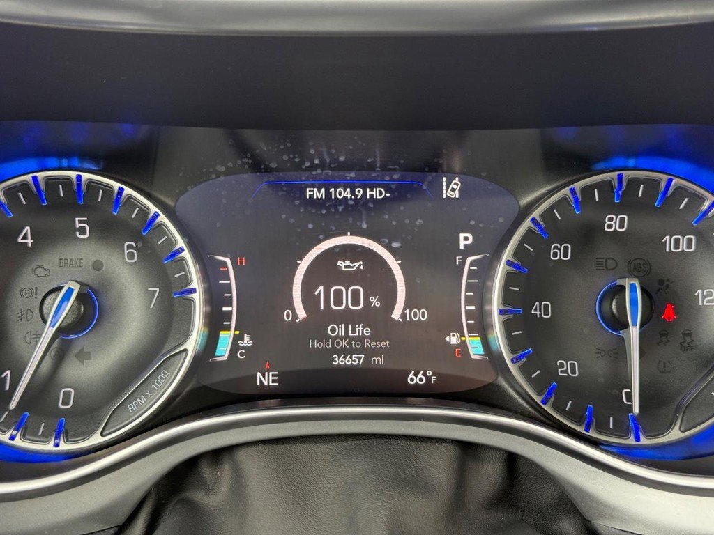 Used 2025 Chrysler Pacifica Limited image 24