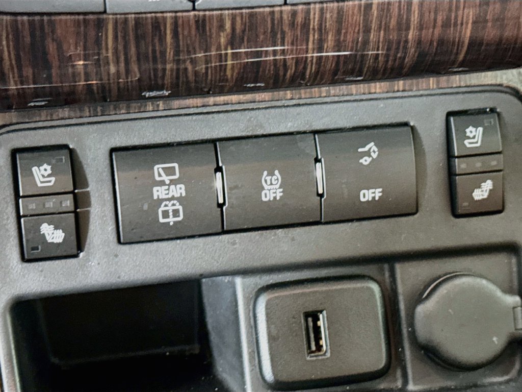 Used 2017 Chevrolet Traverse Premier FWD image 23