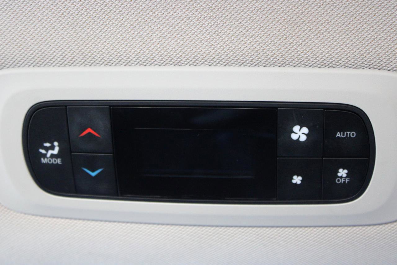 Used 2023 Chrysler Pacifica Touring-L image 35