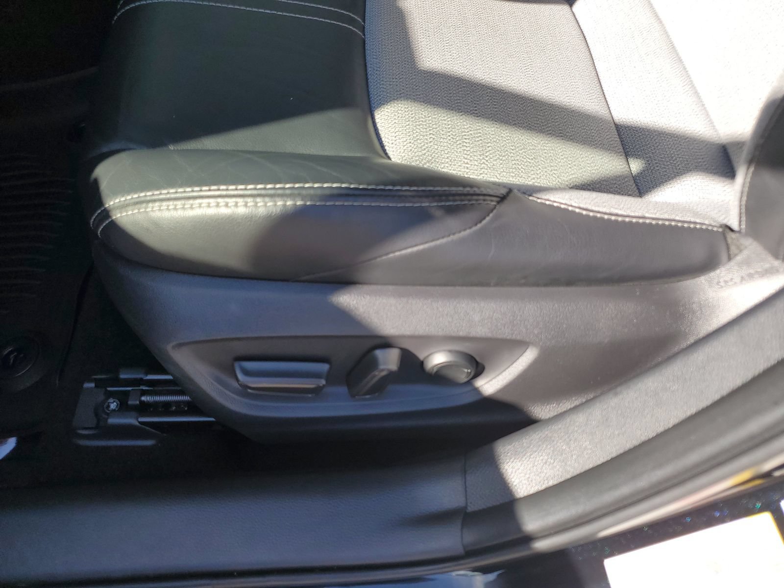 Used 2020 Toyota Corolla XSE FWD image 17