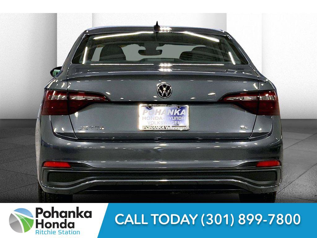 Used 2023 Volkswagen Jetta SE image 3
