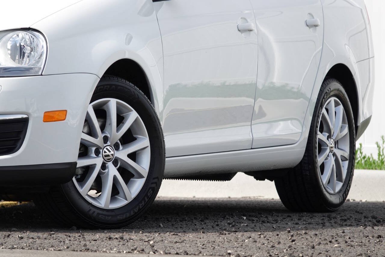Used 2010 Volkswagen Jetta Limited Edition FWD image 12