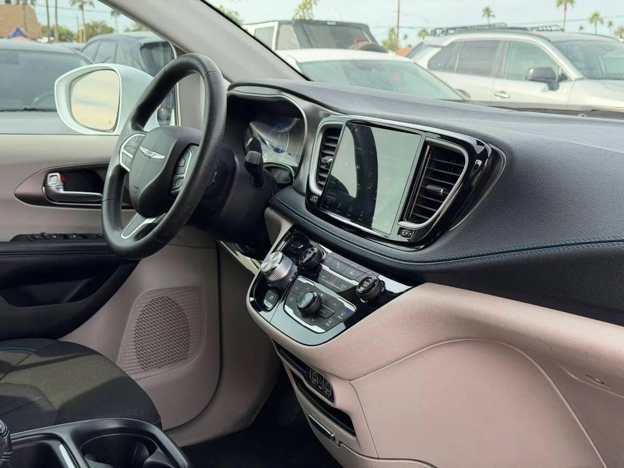 Used 2021 Chrysler Pacifica Touring FWD image 28
