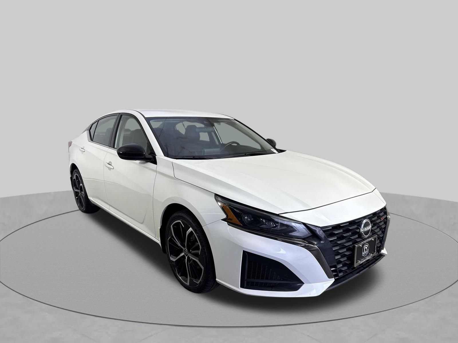 Used 2023 Nissan Altima 2.5 SR AWD/4WD image 3