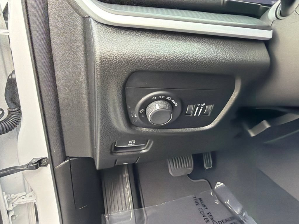 Used 2024 Jeep Grand Cherokee Altitude AWD/4WD image 28