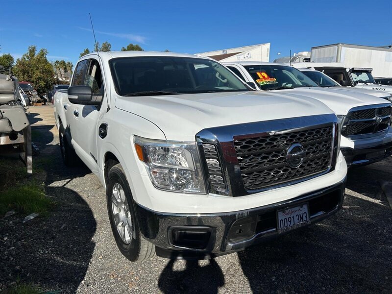 Used 2017 Nissan Titan SV RWD image 22