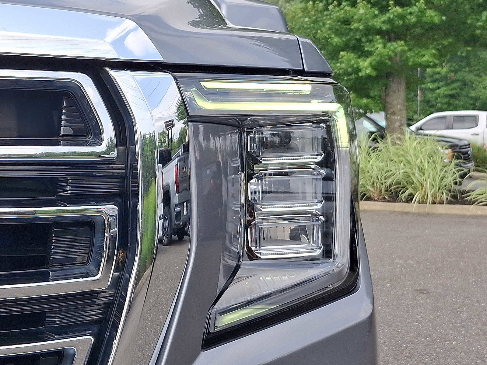 Used 2022 GMC Yukon SLT w/ SLT Premium Package image 11