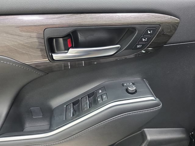 Certified 2025 Toyota Highlander Limited AWD/4WD image 25