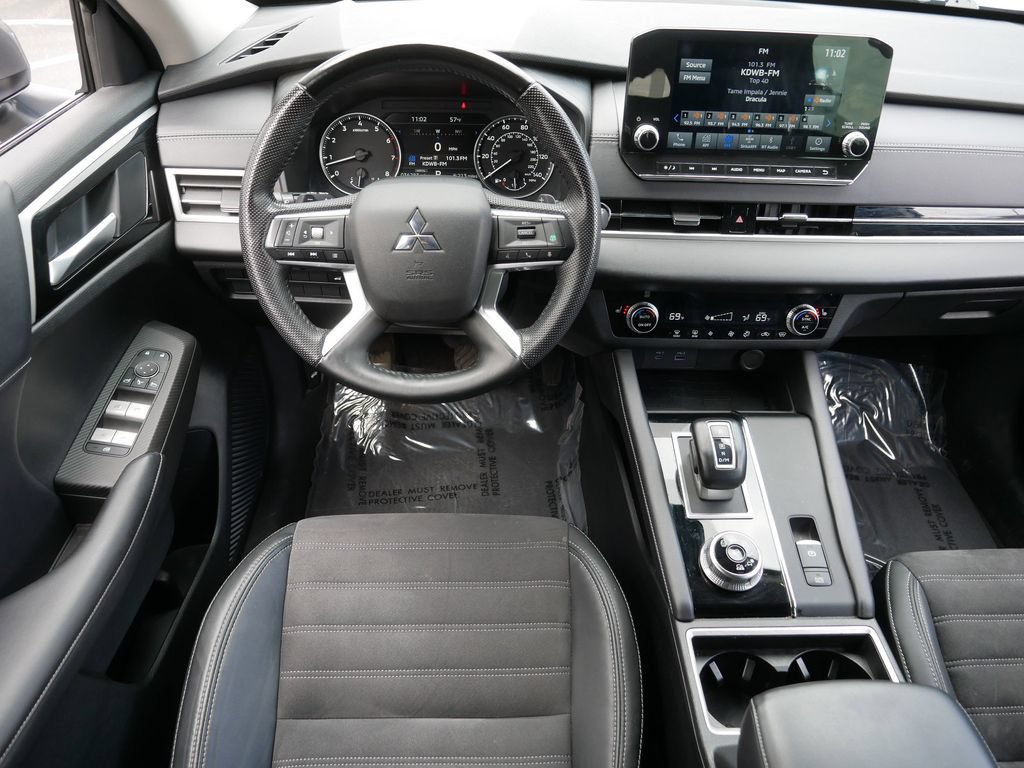 Used 2023 Mitsubishi Outlander SE AWD/4WD image 16