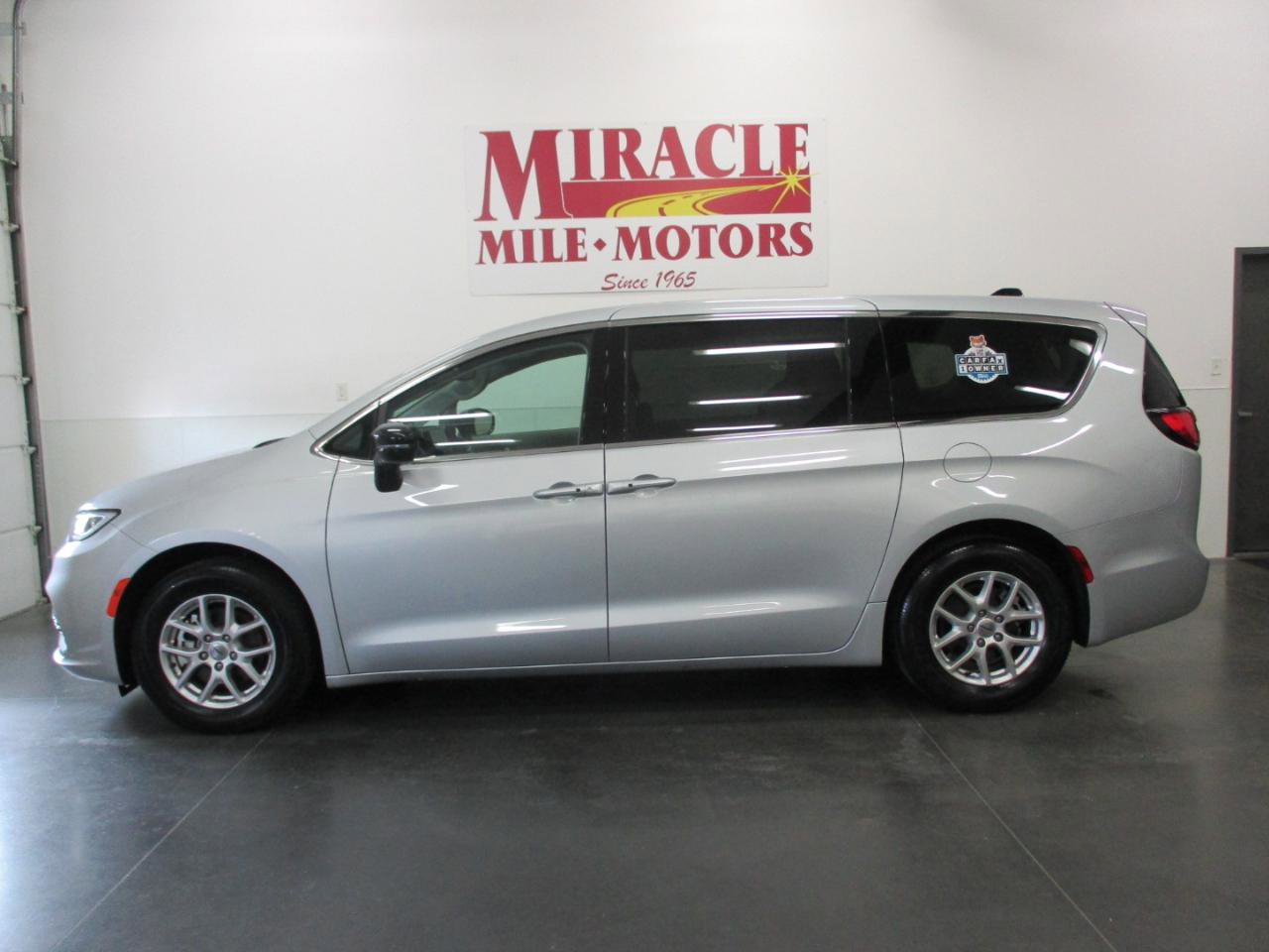 Used 2024 Chrysler Pacifica Touring-L image 2