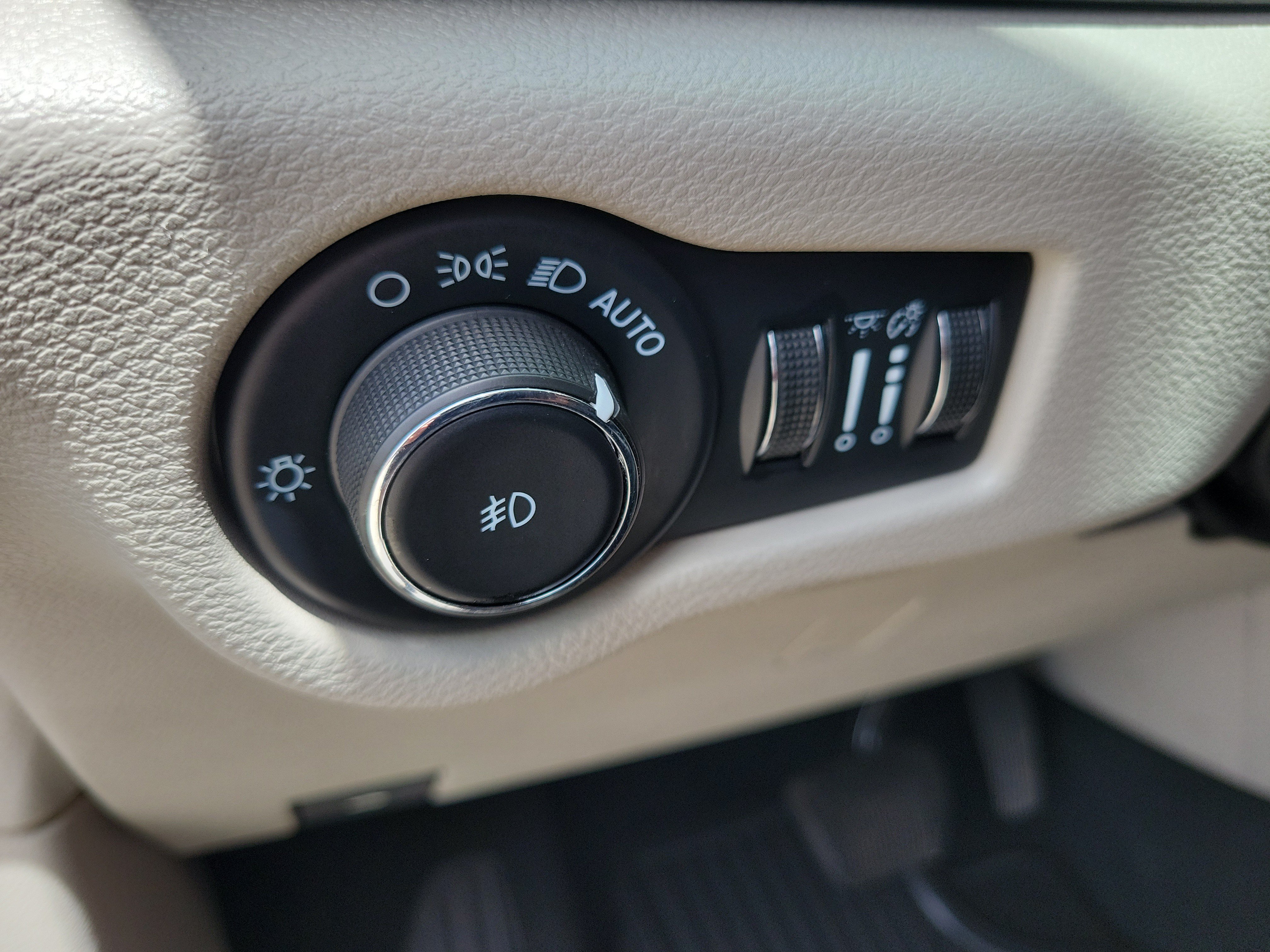 Used 2023 Chrysler Pacifica Touring-L FWD image 28
