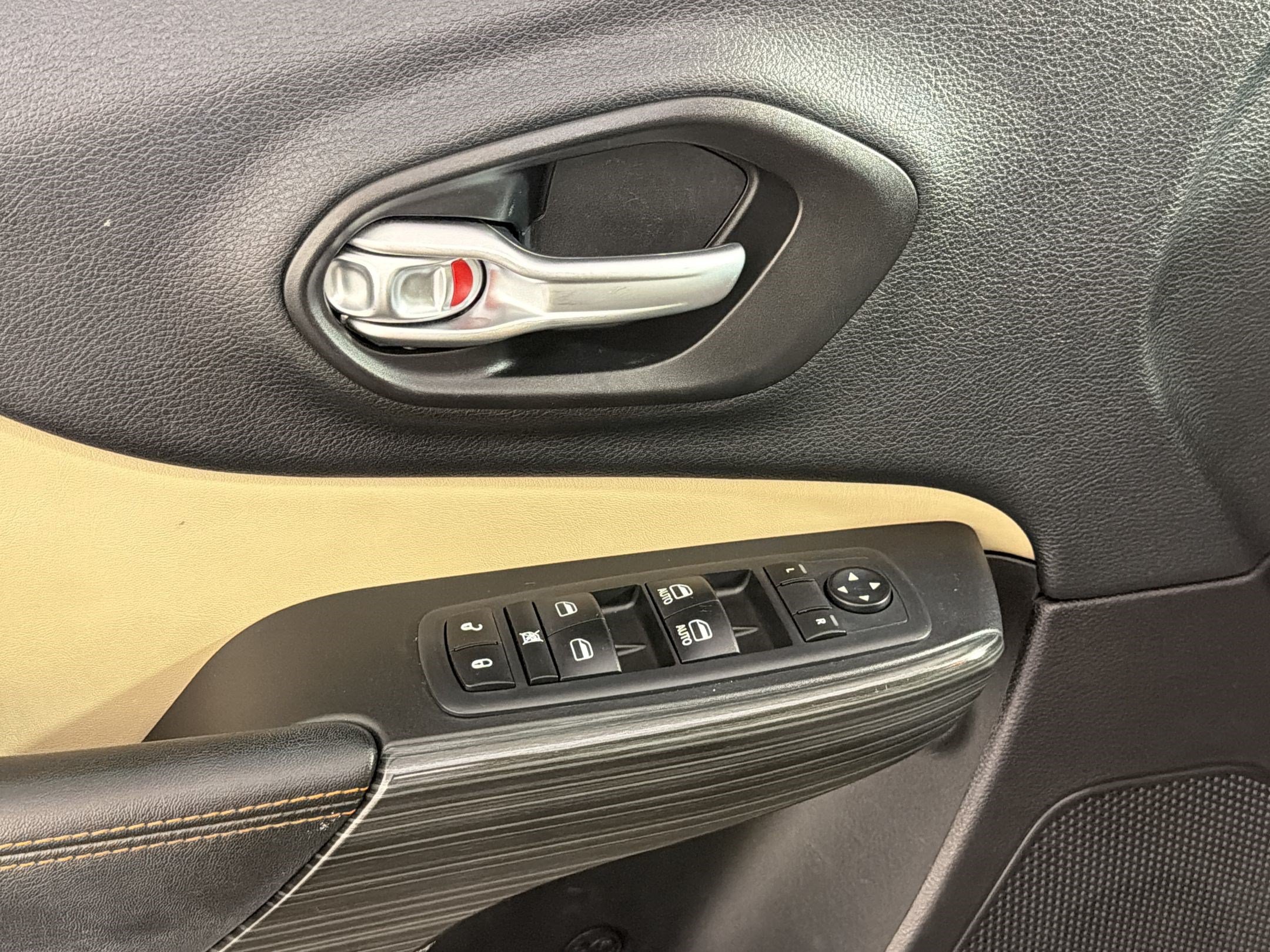 Used 2016 Jeep Cherokee Limited AWD/4WD image 21