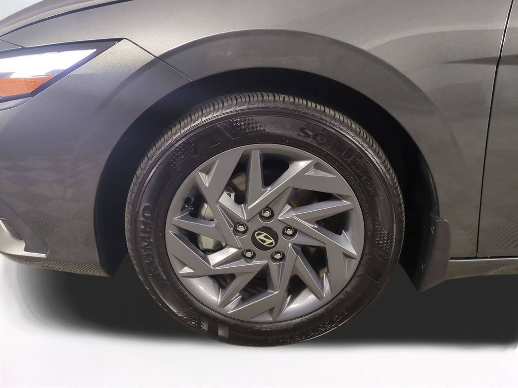 Used 2025 Hyundai Elantra Hybrid FWD image 11