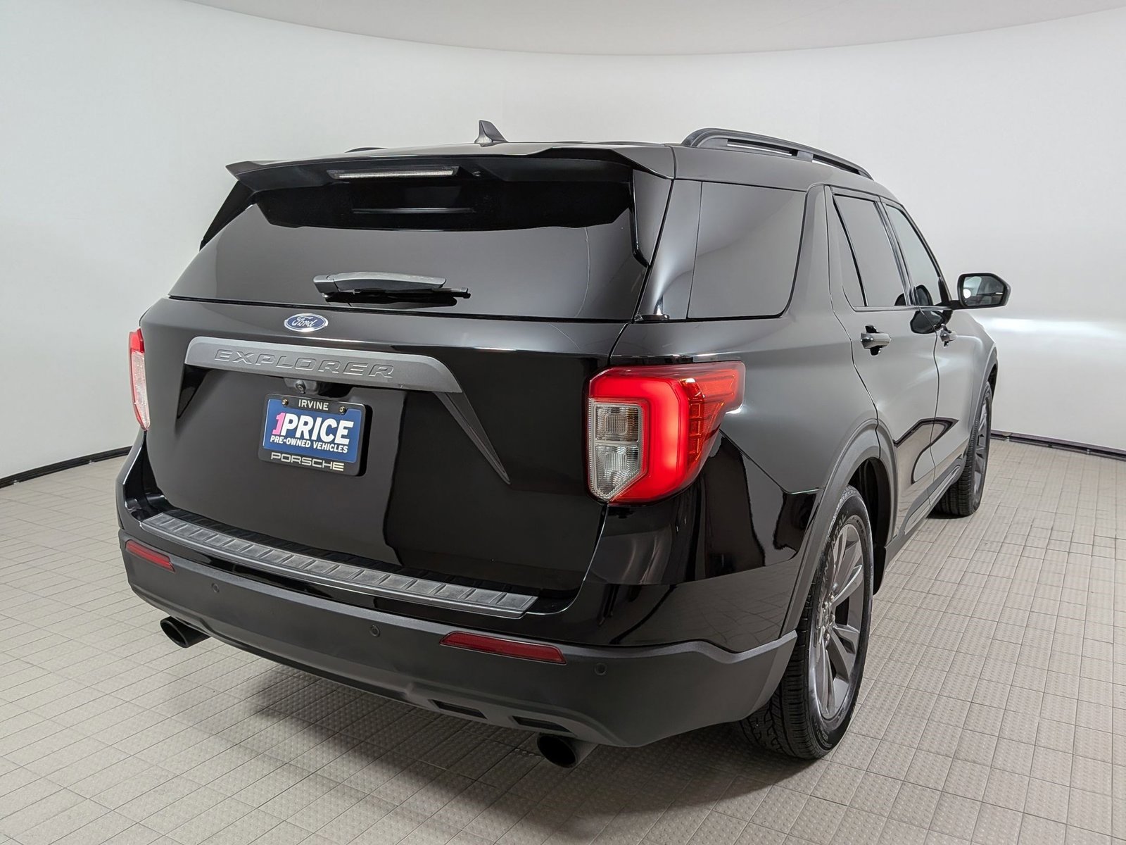 Used 2021 Ford Explorer XLT w/ Equipment Group 202A RWD image 9