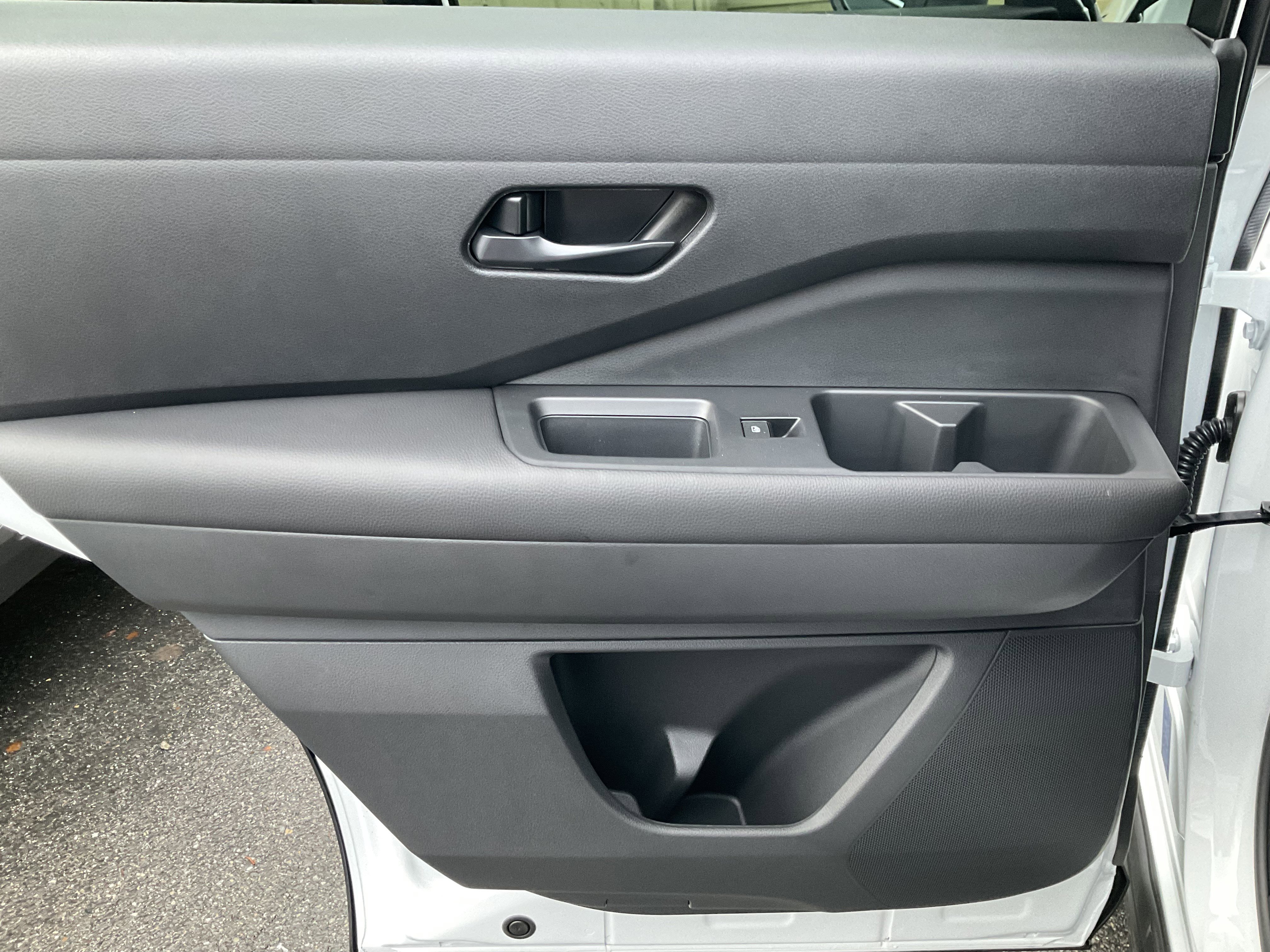 Used 2025 Nissan Pathfinder SV w/ Black Appearance Package image 33