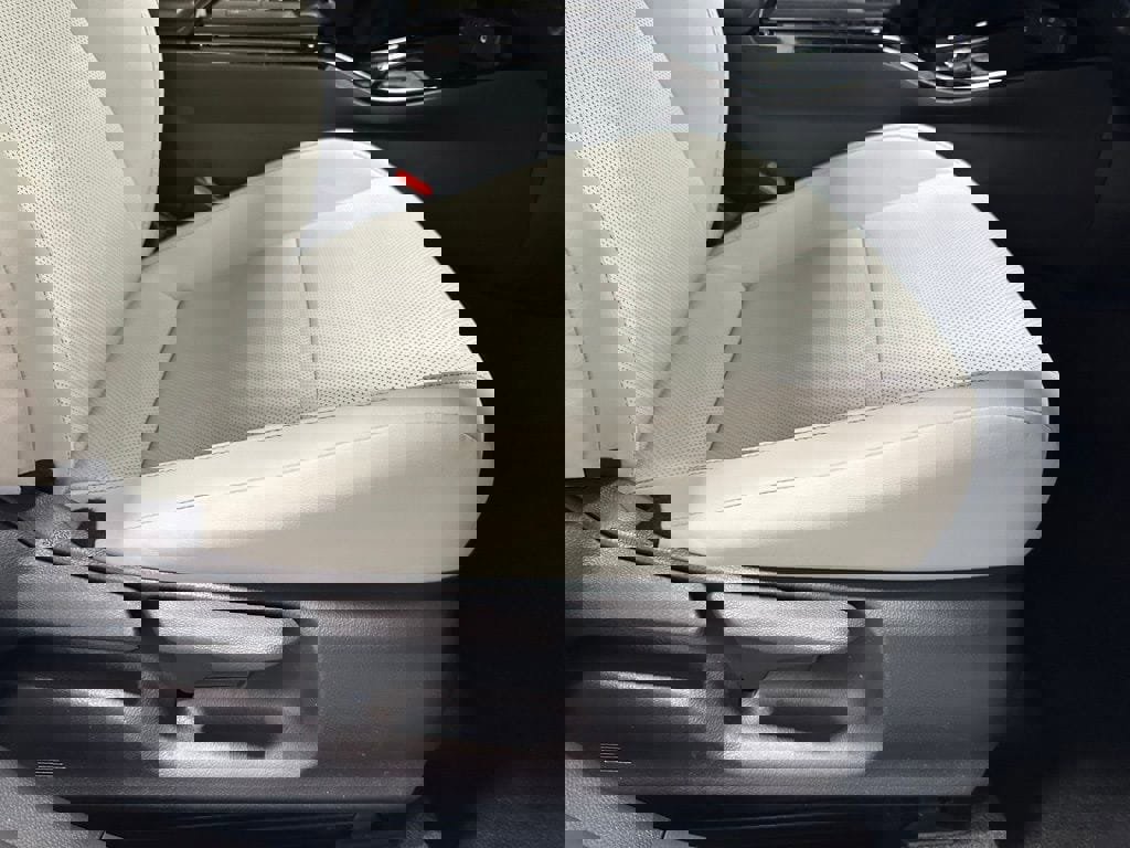 Used 2025 Toyota Prius XLE image 58