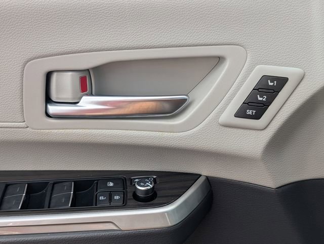 Used 2024 Toyota Sienna Limited image 36