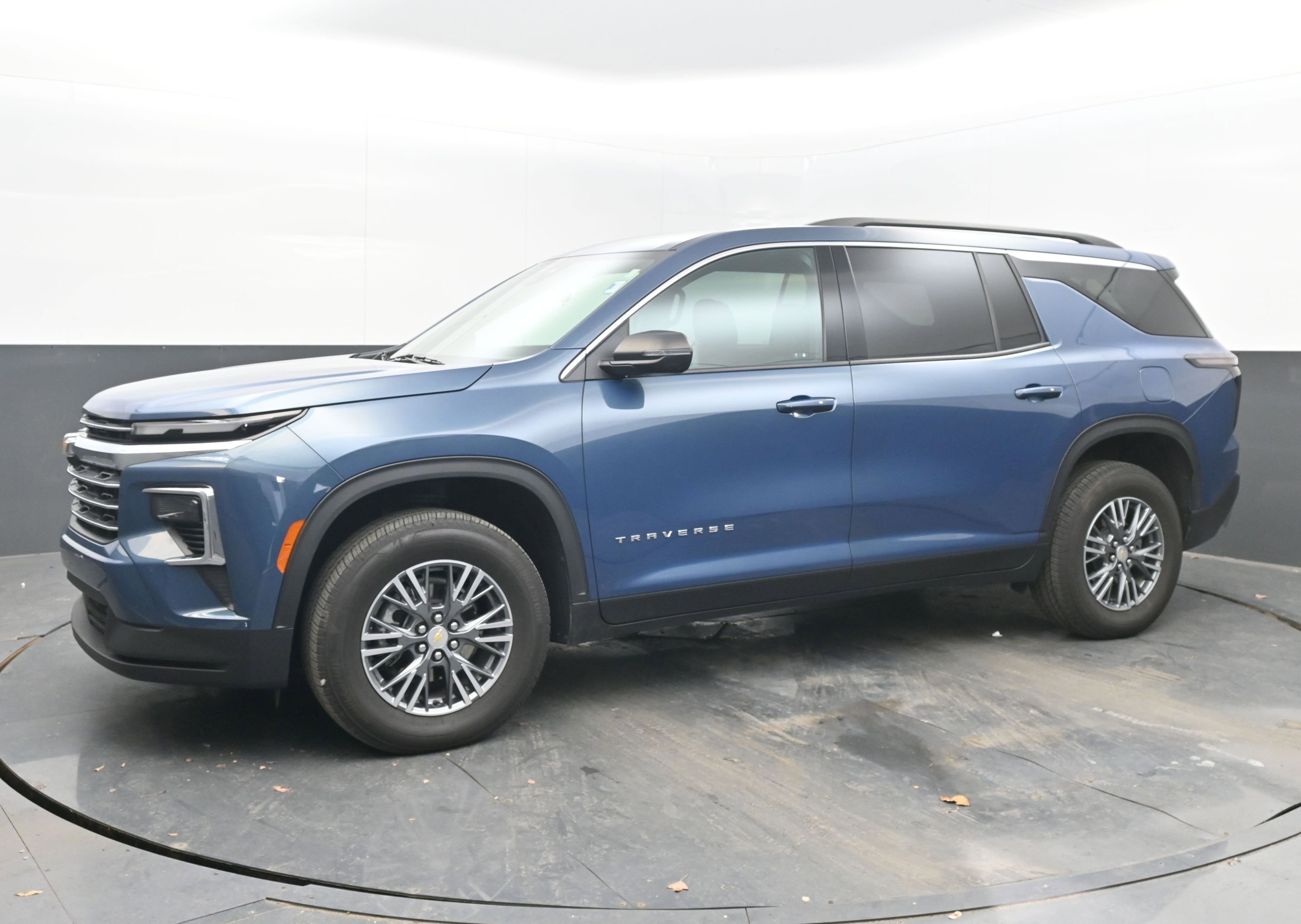 Used 2025 Chevrolet Traverse LT image 5