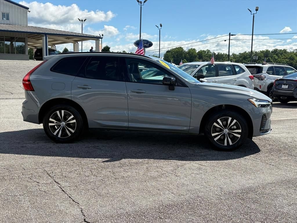 Used 2024 Volvo XC60 B5 Core AWD/4WD image 3
