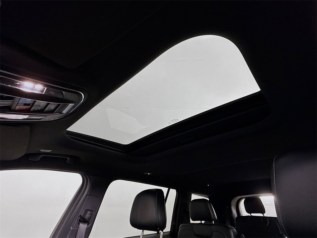 Used 2023 Jeep Grand Cherokee L Laredo image 5