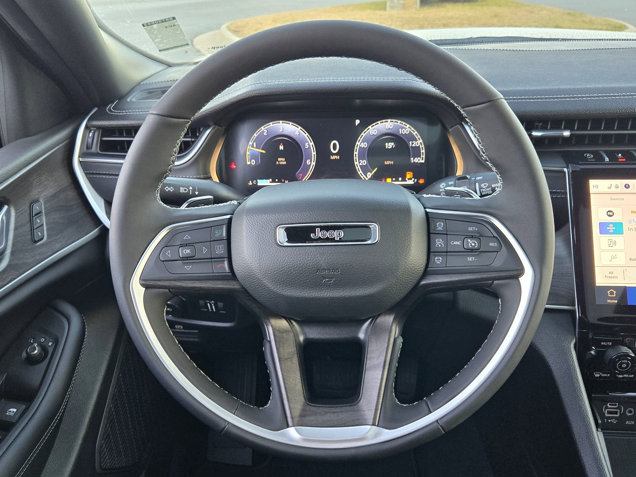 New 2025 Jeep Grand Cherokee Limited w/ Luxury Tech Group II image 17