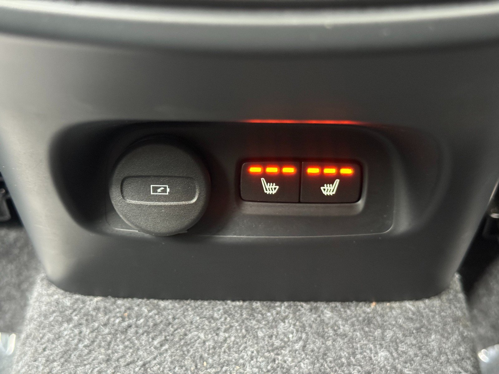 Used 2025 Volvo XC40 B5 Plus w/ Protection Package Premier AWD/4WD image 39