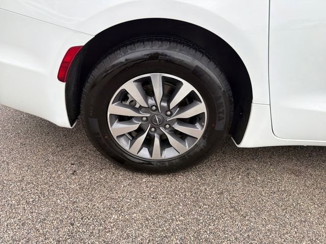 Used 2024 Chrysler Pacifica Limited FWD image 43