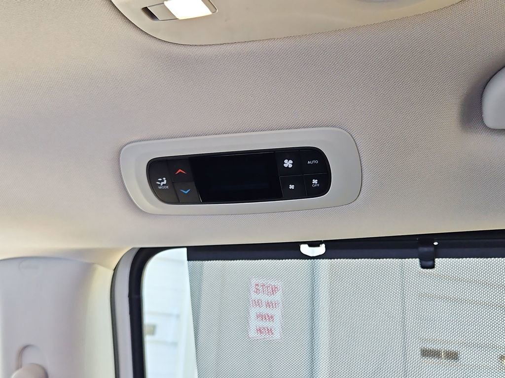 Used 2023 Chrysler Pacifica Touring-L image 28