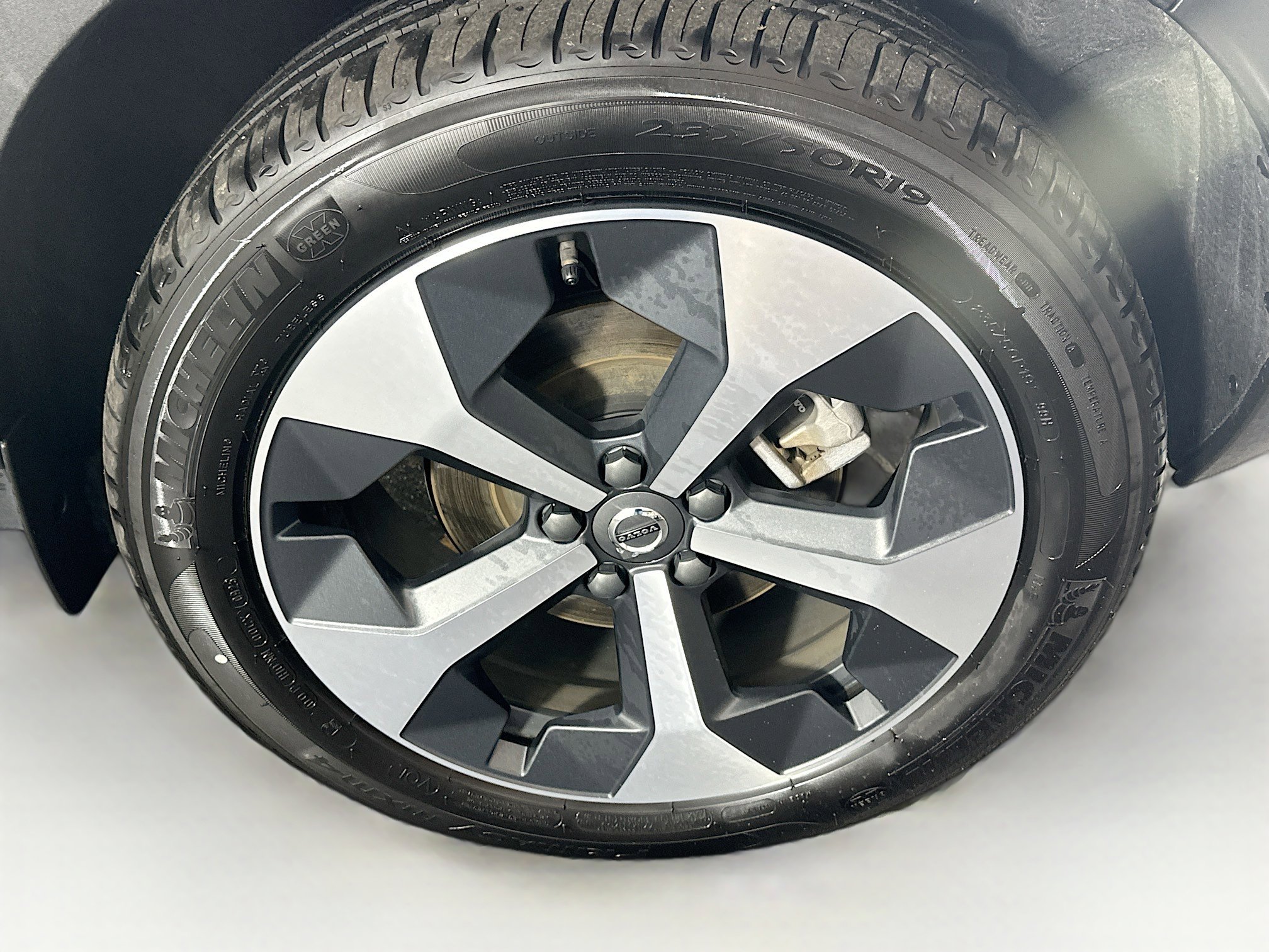 Used 2025 Volvo XC40 B5 Plus image 11