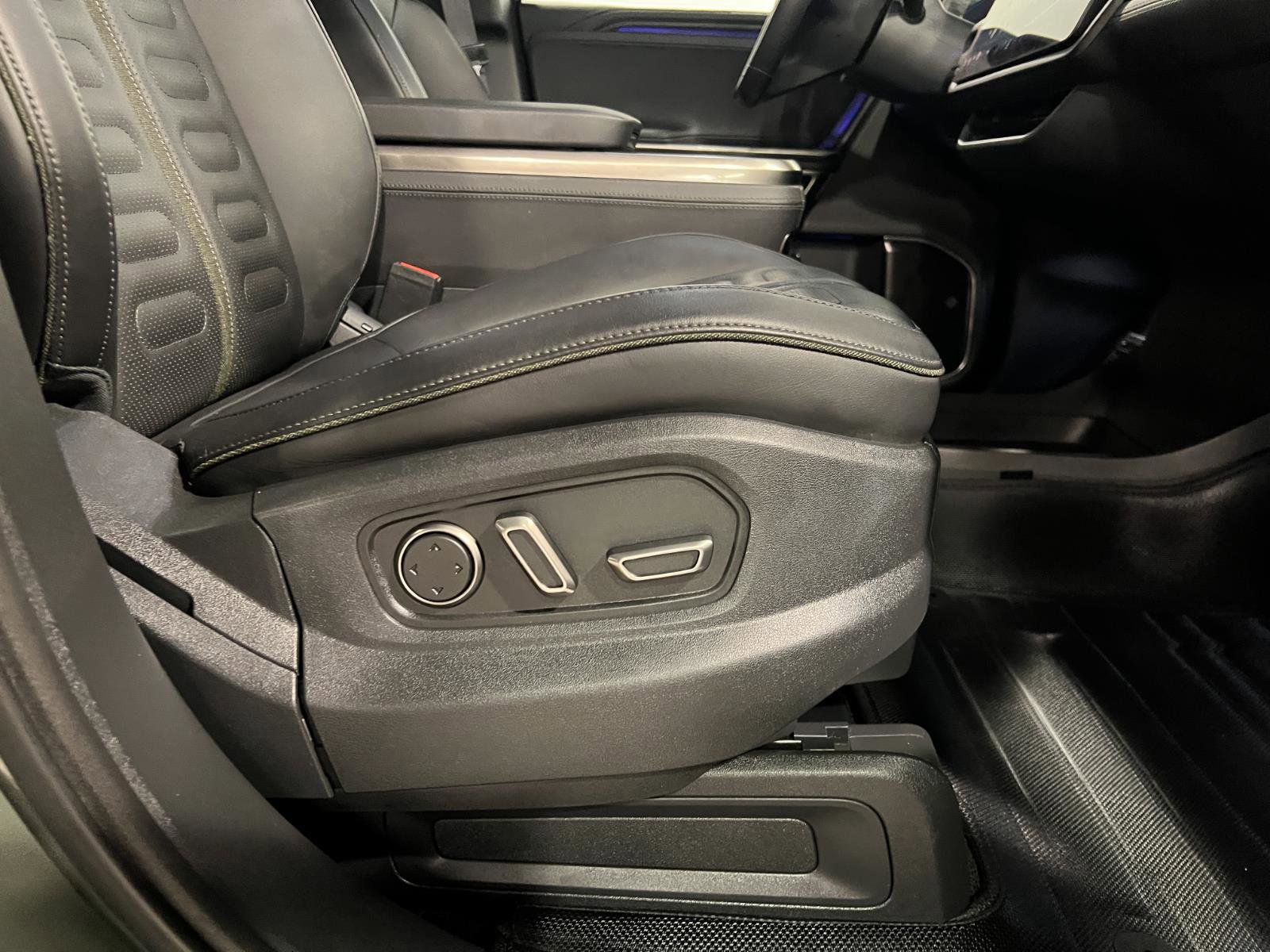 Used 2023 Rivian R1S Launch Edition image 40