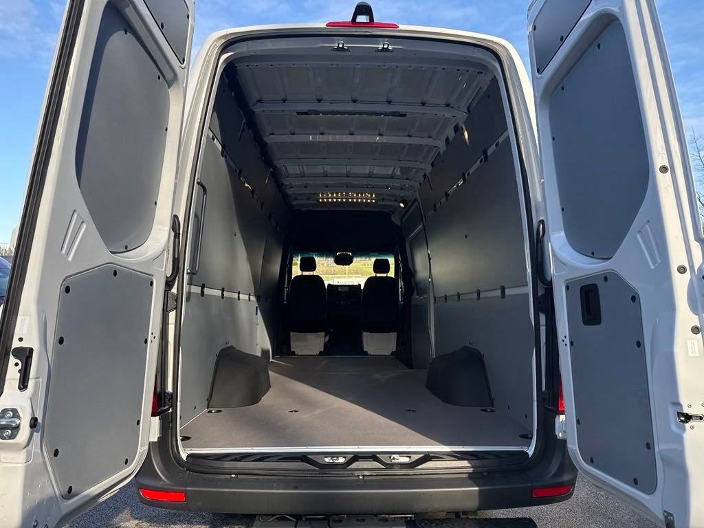 Used 2024 Mercedes-Benz Sprinter 3500 image 23