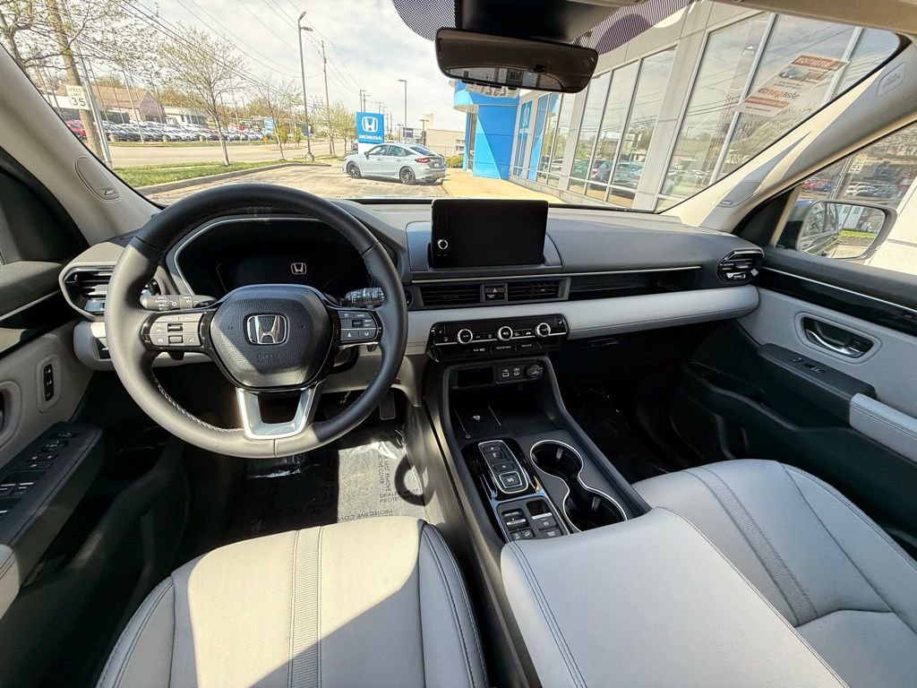 Used 2025 Honda Pilot Touring image 7