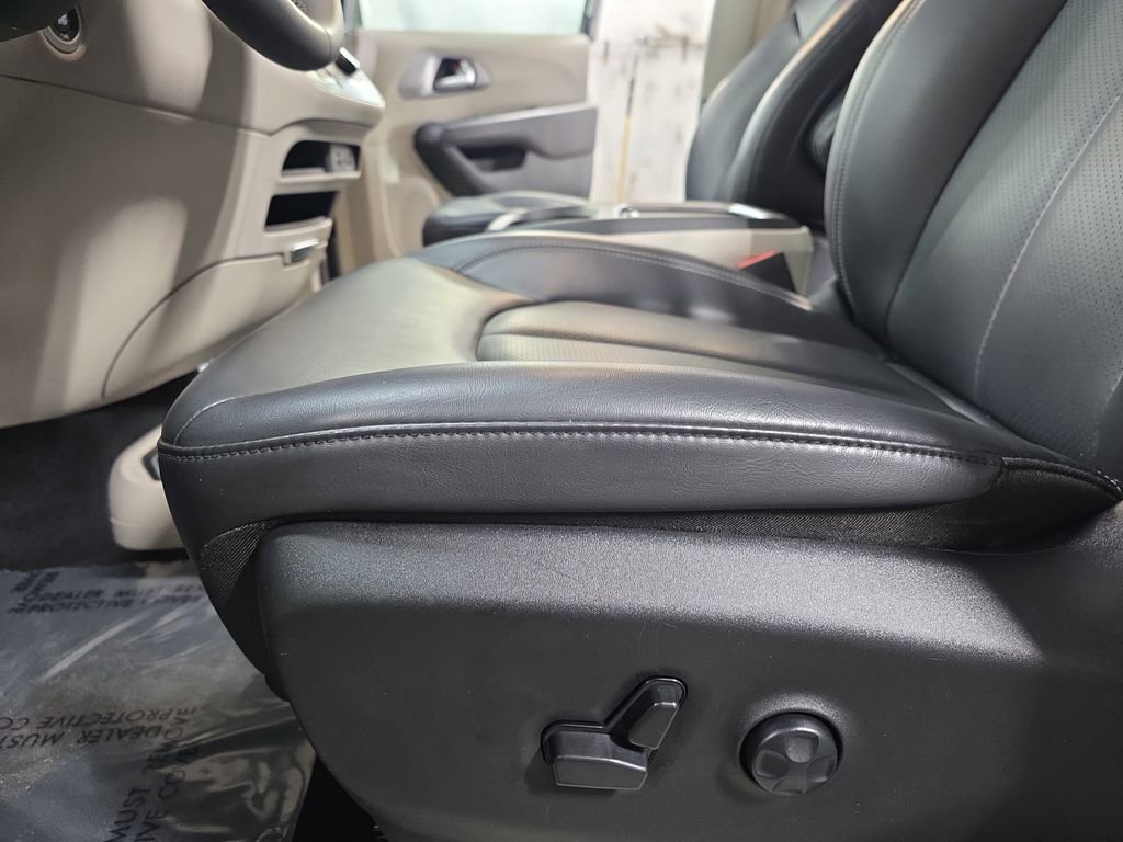 Used 2023 Chrysler Pacifica Touring-L image 30