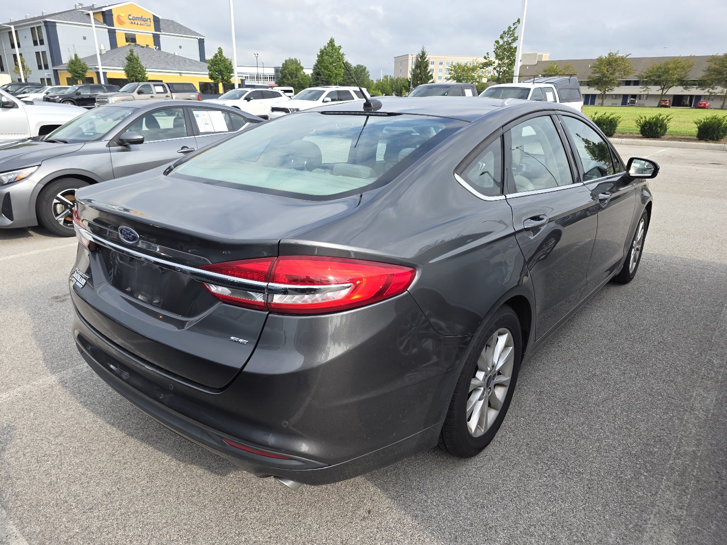 Used 2017 Ford Fusion SE w/ Fusion SE Technology Package FWD image 6