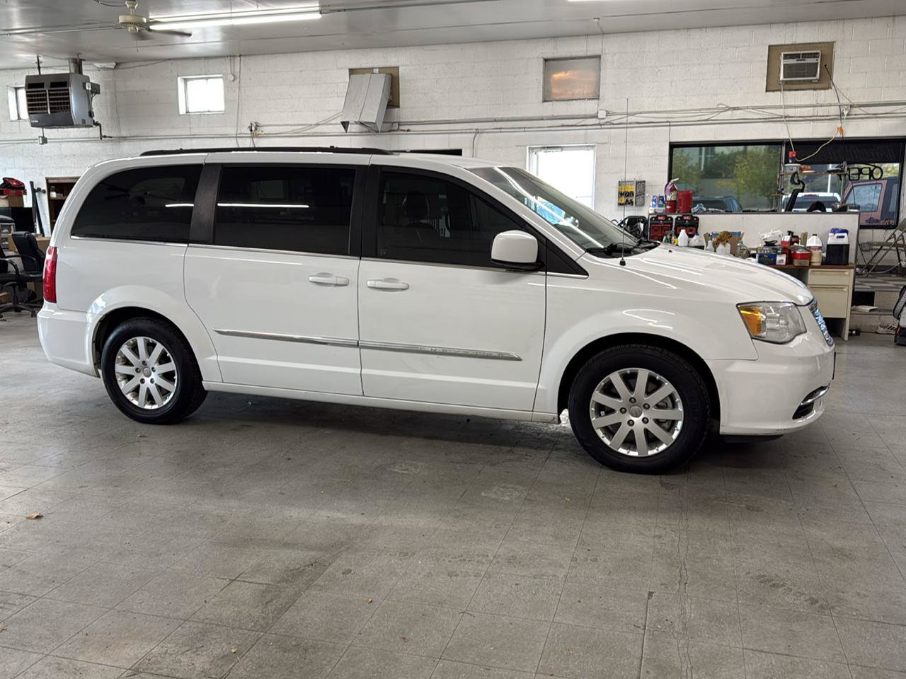 Used 2015 Chrysler Town & Country Touring FWD image 5
