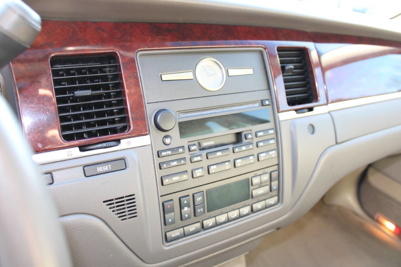 Used 2005 Lincoln Town Car Signature image 15