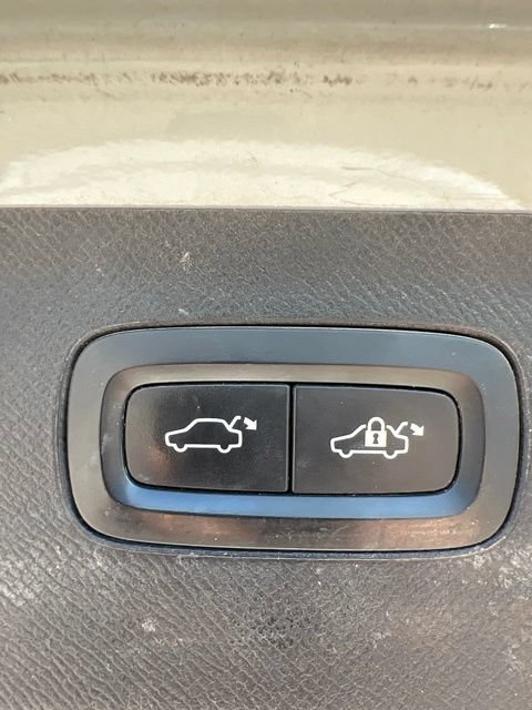 Used 2016 Volvo XC90 T6 Momentum w/ Momentum Plus Package AWD/4WD image 30