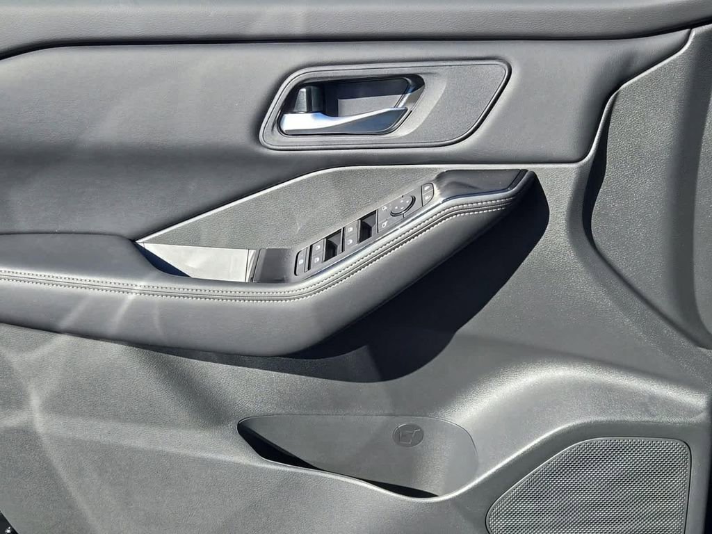 Used 2025 Nissan Rogue SV FWD image 20